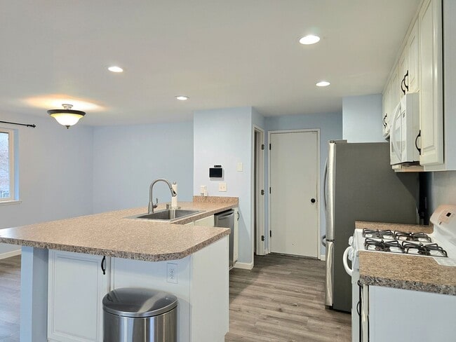 Building Photo - 3 Bedroom Home in Marysville Available Now