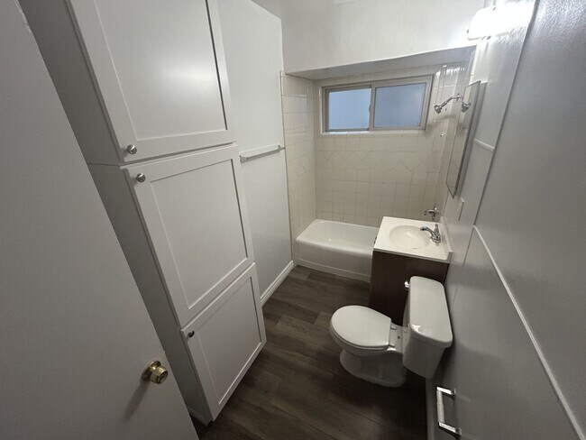 Building Photo - 1/2 OFF FIRST MONTH'S RENT Studio apartment with all utilities paid!