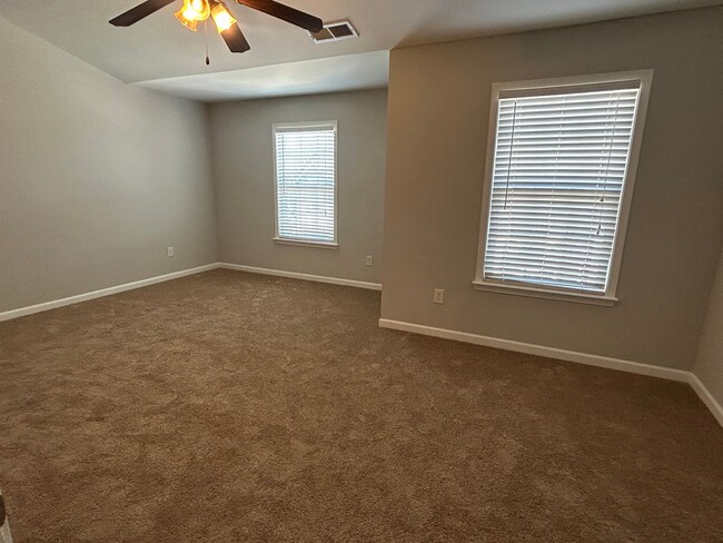 Building Photo - 3 Bedroom Townhome off River Watch Pkwy