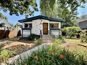 Building Photo - Charming 2-Bed Home in Middle Shooks Run — Utilities Included