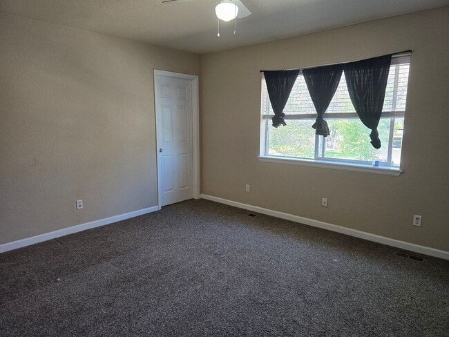 Building Photo - Three-bedroom condo in Denver boasts a lar...