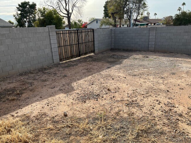 Building Photo - Chandler 3 Bedroom 1.75 Bathroom - Fireplace