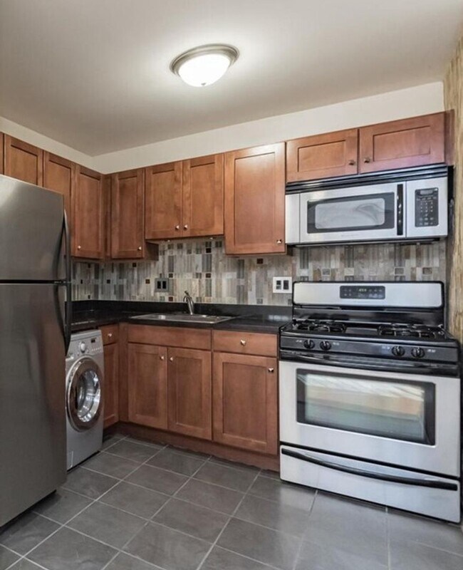 Building Photo - Modern 2-Bedroom Apartment with In-Unit La...