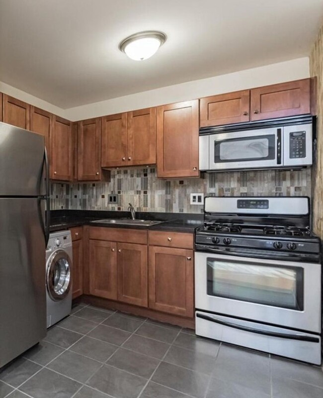 Building Photo - NEWLY AVAILABLE - RENOVATED 2 BR UNIT IN T...