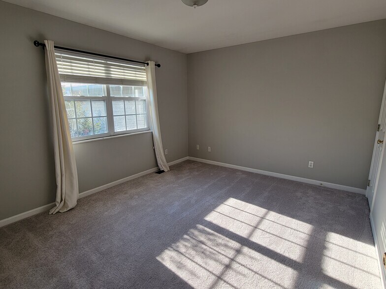 Building Photo - 109 Golf Club Ln