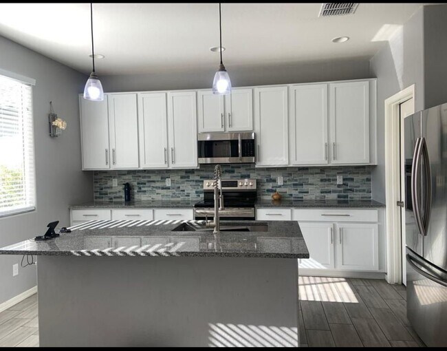Building Photo - 2217 W Betty Elyse Ln