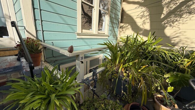 Building Photo - Epic REA - Rare Find Cozy and Update 2BR /...