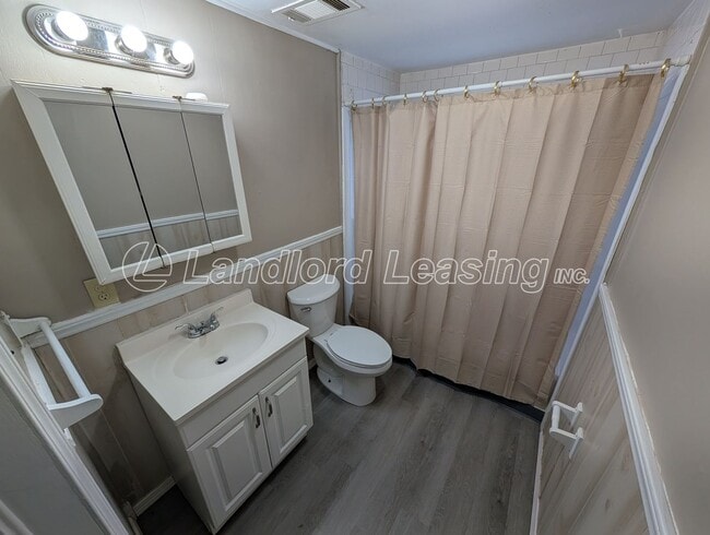 Building Photo - Charming Ranch with Fireplace, 2 Garages & Large Yard