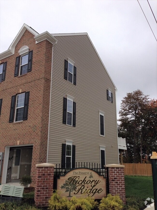 Building Photo - Gorgeous Townhome Located at Preserves at ...