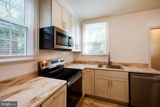 Building Photo - 4851 Crescent St