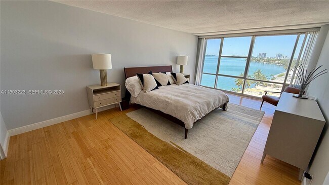 Building Photo - 900 Bay Dr