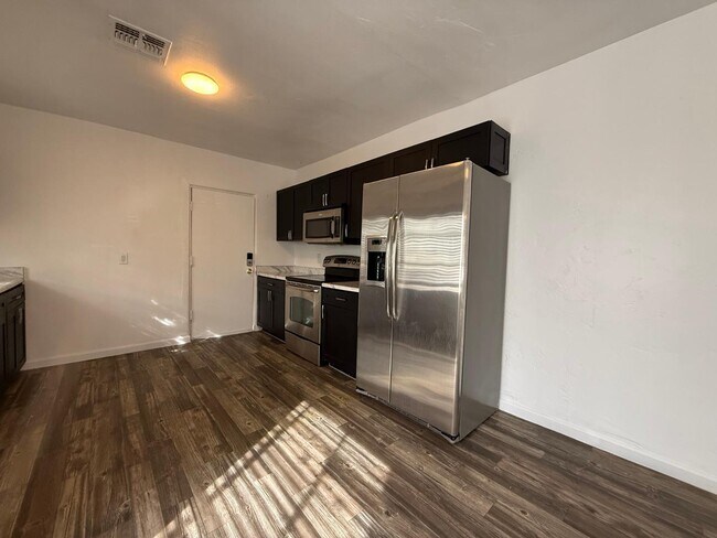 Building Photo - 3422 E Taylor St