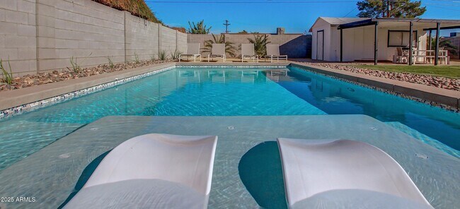 Building Photo - 7034 E Wilshire Dr