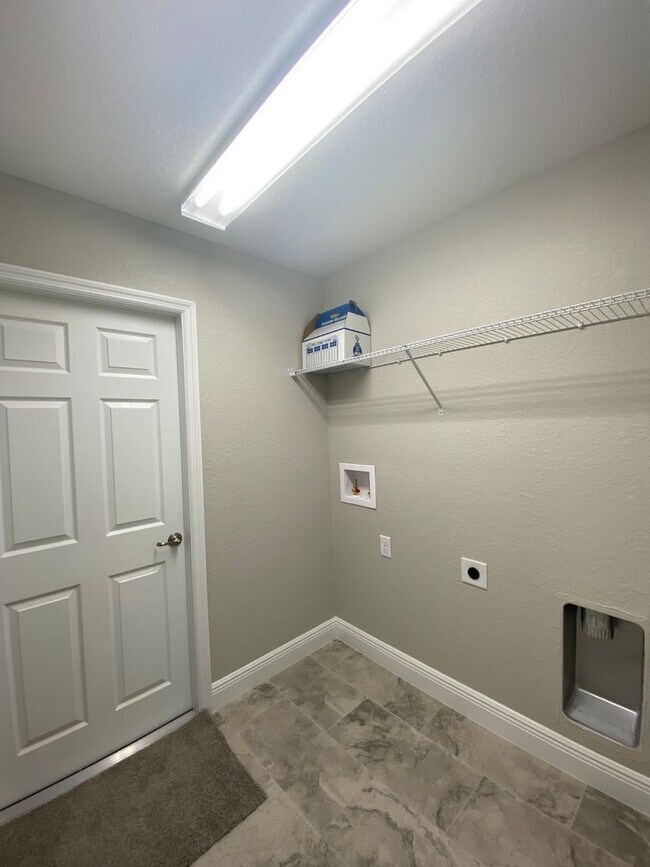 Building Photo - Desirable SW Ocala Neighborhood 4/2/2 *WON...