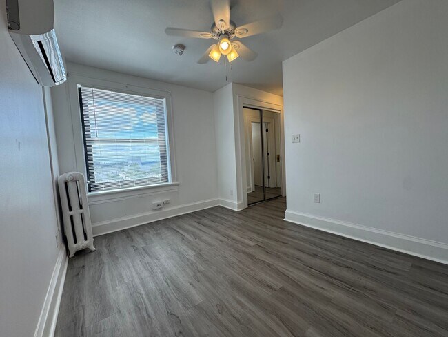Building Photo - Spacious 1 Bedroom Apartment