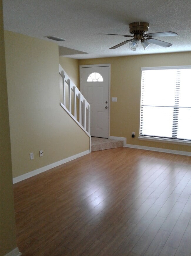 Building Photo - 2/2.5 WINTER SPRINGS