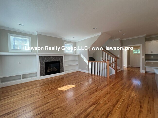 Building Photo - Upscale Three Bedroom in Colonial Green with Garage