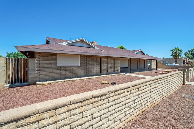 Building Photo - Move in Ready! 3 Bedrooms, 3 Bathrooms & P...