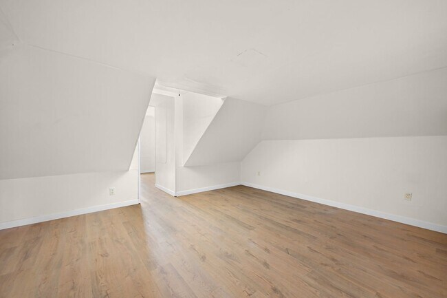 Building Photo - Newly Remodeled Home Available Now!