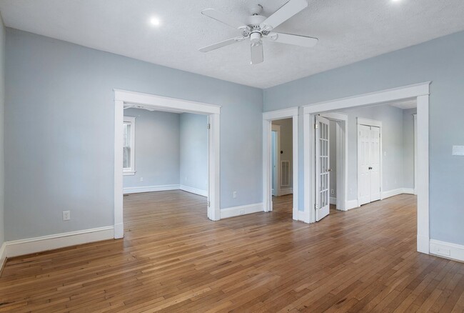 Building Photo - Stylish and Spacious: Renovated 5-Bedroom ...