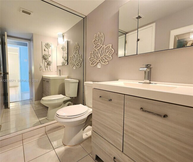 Building Photo - 2030 S Ocean Dr