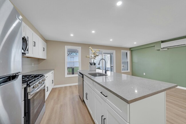 Building Photo - 171 Van Horne St