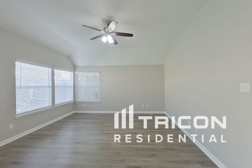 Building Photo - 521 Spicewood Dr