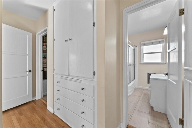 Building Photo - 5918 S Fairfax Ave