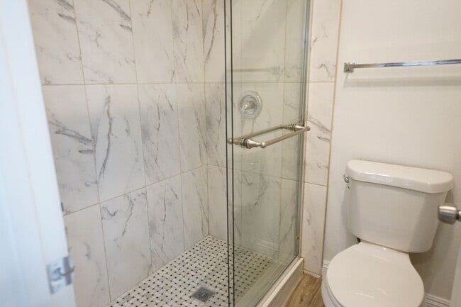 Building Photo - SHOWINGS AVAILABLE NOW