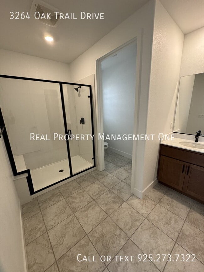 Building Photo - 3264 Oak Trl Dr