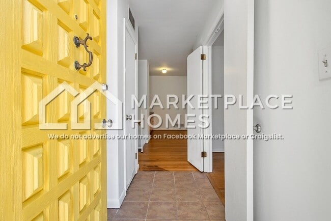 Building Photo - 2542 Melinda Dr NE