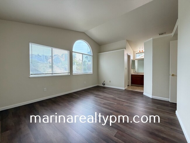 Building Photo - Glen Cove Beauty 3 bed 2.5  bath 2 Story home in established neighborhood