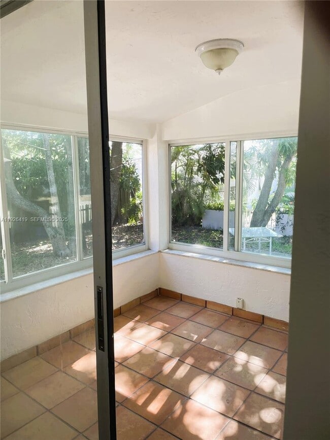 Building Photo - 1644 Arthur St