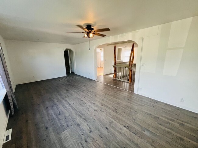 Building Photo - 4 bed, 3 bathroom Home