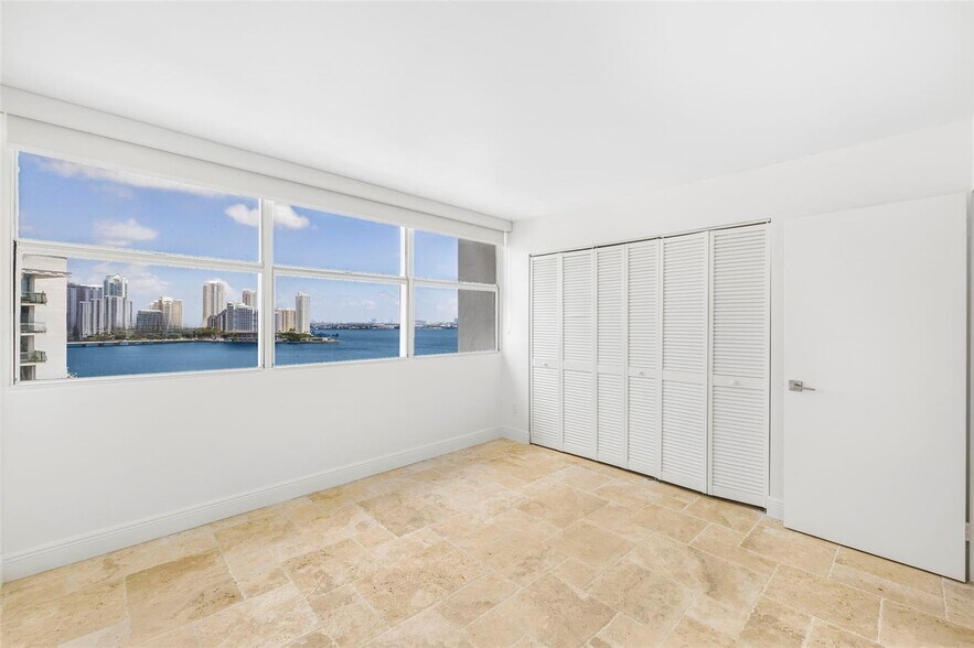 Building Photo - 1420 Brickell Bay Dr