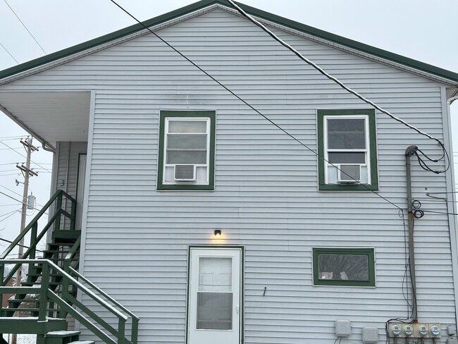 Building Photo - 335 W State St