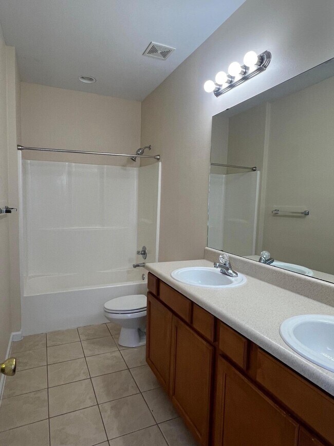 Building Photo - 1147 N Bayshore Dr