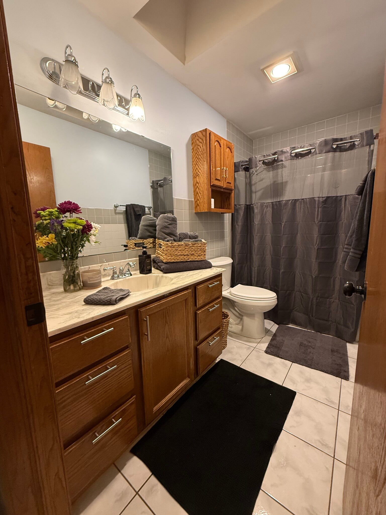 Main Bathroom - 4505 Belmar Cir