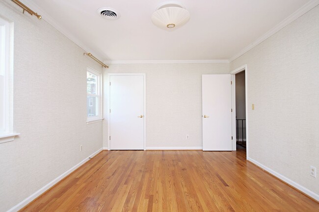 Building Photo - Pet-Friendly Duplex With Fenced Yard