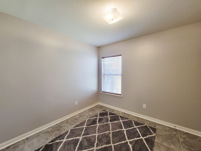 Building Photo - BEAUTIFUL LARGE 1 STORY 3 BEDROOM 2 BATH H...