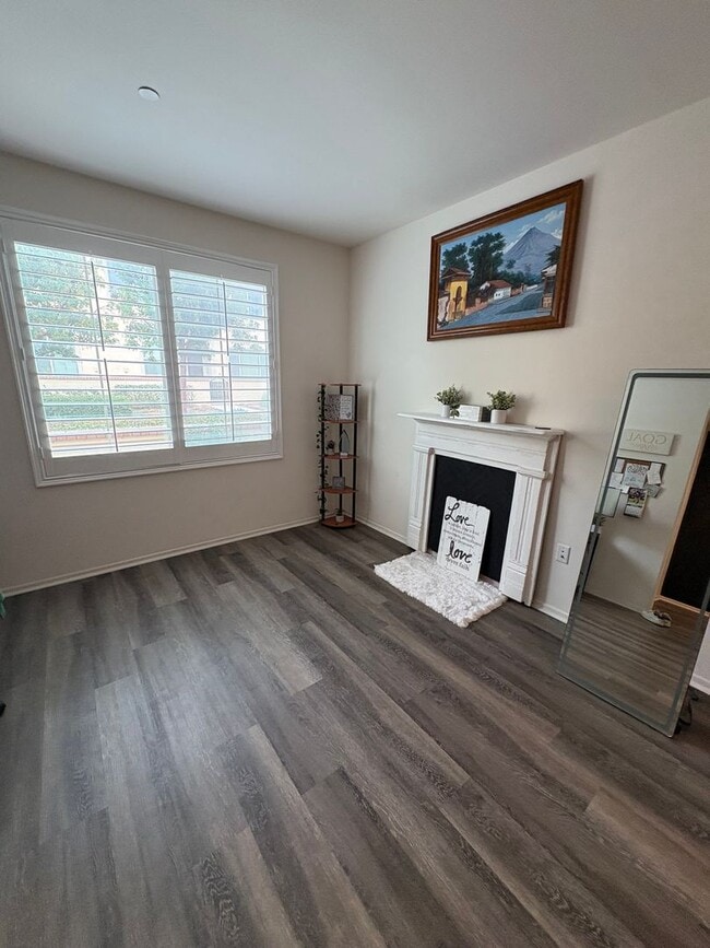 Building Photo - Beautifully Upgraded 2 Bedroom, 2-Bathroom Condo--Ontario