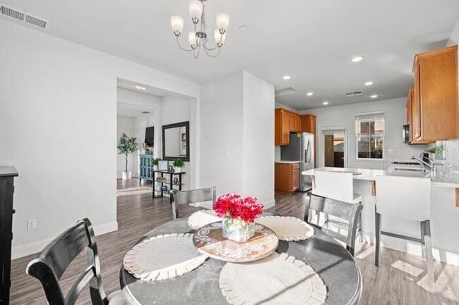 Building Photo - Beautiful Solar 3/2 located in Roseville! Across from Park! Gated Community!