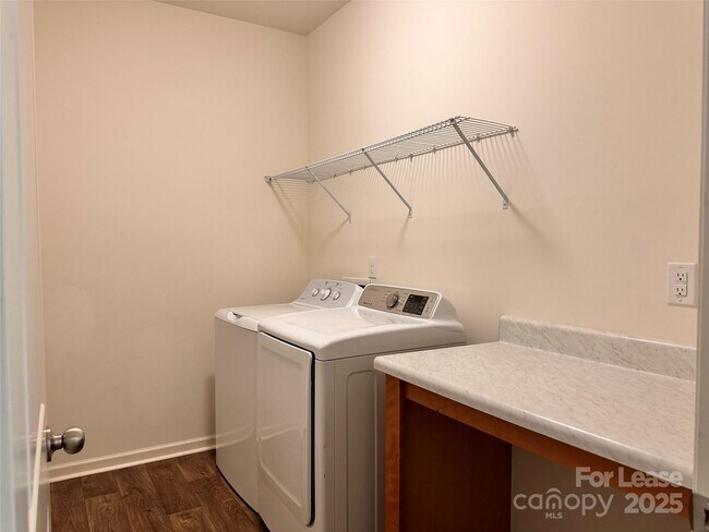 Building Photo - 5125 Saddleback Dr