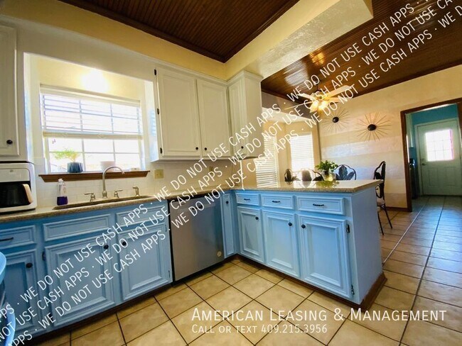 Building Photo - 4820 Edgewood Ln