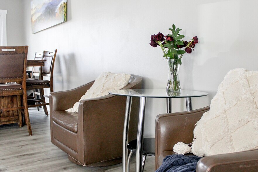 Building Photo - 1987 Palm Dr