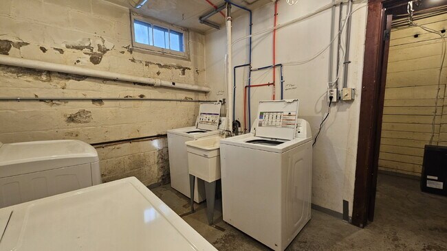 Building Photo - Very well maintained 2 Bed 1 bath duplex at 4536 Grand Ave S, Minneapolis.