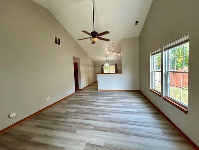 Building Photo - Stunning 3 Bedroom/2 Bath home in Pike Tow...