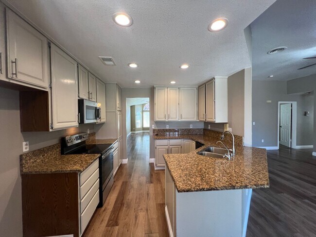 Building Photo - 4-bedroom single story home in Turlock!