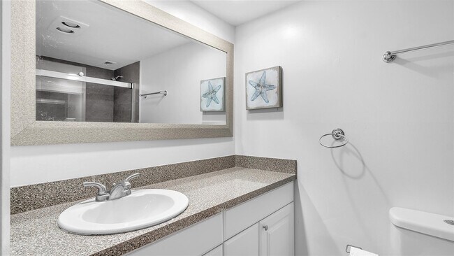 Building Photo - 3150 N Palm Aire Dr