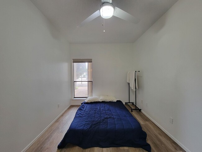 Building Photo - Spacious one of a kind 2 bedroom 2 bath condo in excellent condition. Entire condo has been paint...
